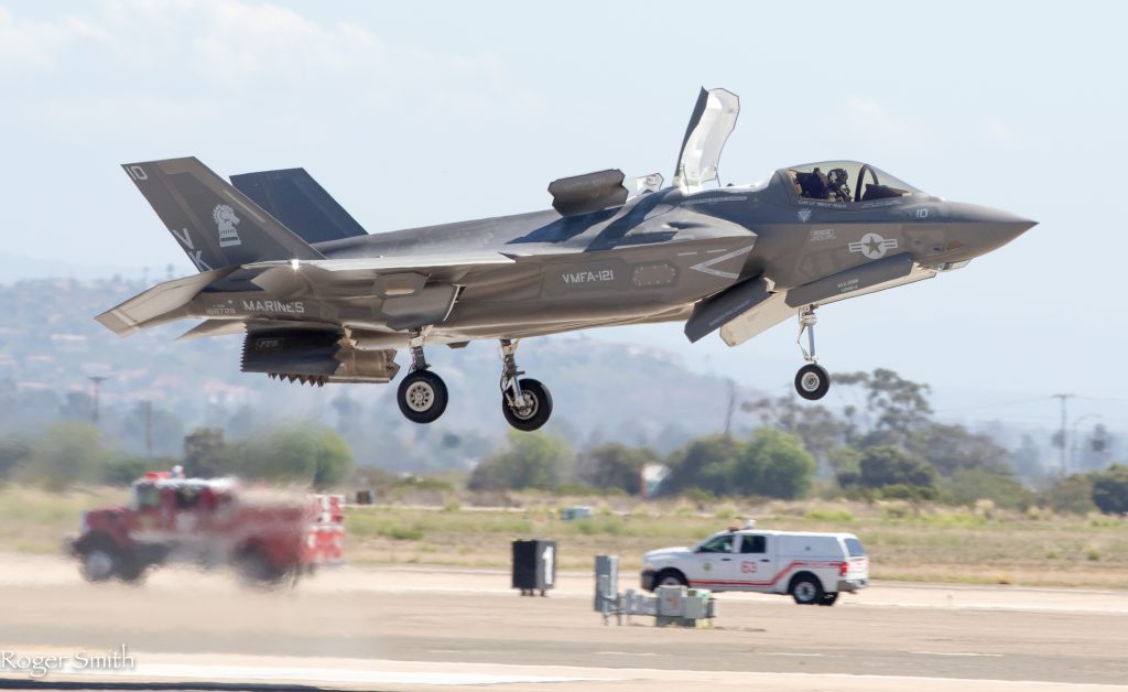 垂直着陸中のF-35B